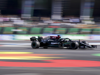 Lewis Hamilton na trati počas Veľkej ceny Mexika