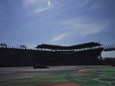 Lewis Hamilton na trati počas Veľkej ceny Mexika
