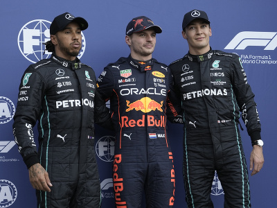 Prvá trojka v kvalifikácii na Veľkú cenu Mexika - zľava Lewis Hamilton, Max Verstappen a George Russell