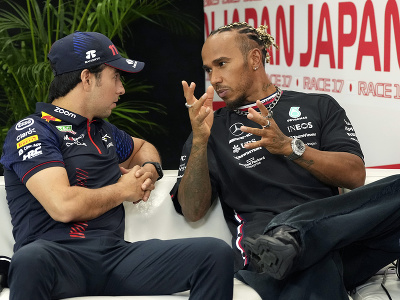 Sergio Pérez a Lewis Hamilton v spoločnej debate