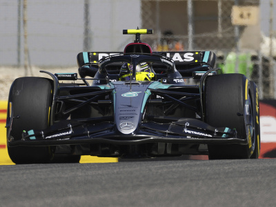 Britský pilot Lewis Hamilton v kokpite Mercedesu