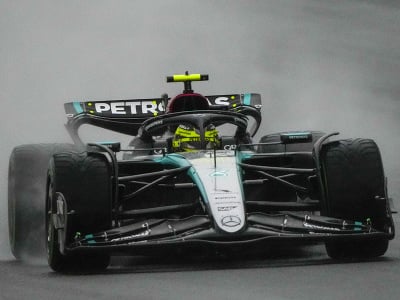 Lewis Hamilton počas daždivej kvalifikácie na šprint VC Číny