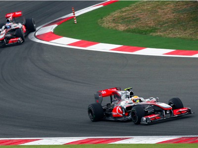 Lewis Hamilton a Jenson Button si idú po víťazstvo