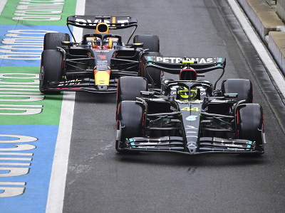 Lewis Hamilton a Max Verstappen počas sobotňajšej kvalifikácie na VC Veľkej Británie