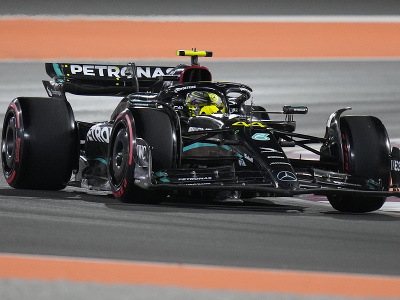 Lewis Hamilton počas kvalifikácie na Veľkú cenu Kataru
