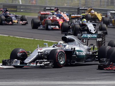 Lewis Hamilton v súboji s Danielom Ricciardom