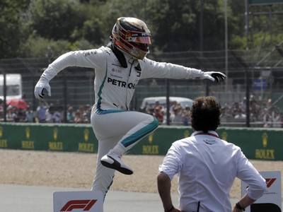 Britský jazdec F1 Lewis Hamilton zo stajne Mercedes sa raduje z víťazstva v kvalifikácii na Veľkú cenu Veľkej Británie