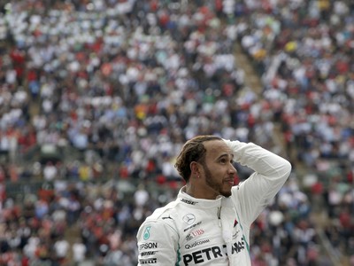 Lewis Hamilton oslavuje piaty majstrovský titul 