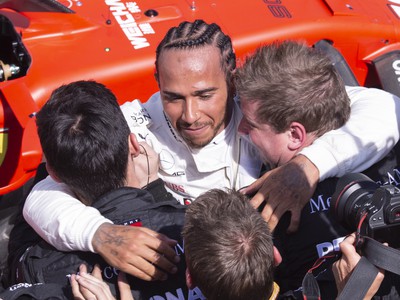 Lewis Hamilton (Mercedes) sa objíma s členmi tímu po víťazstve vo Veľkej cene Kanady