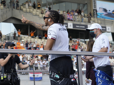 Lewis Hamilton pred štartom pretekov