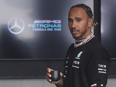 Lewis Hamilton provokuje vedenie FIA príchodom s bižutériou
