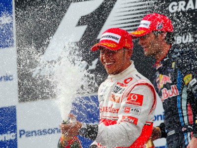 Lewis Hamilton a Mark Webber na stupni víťazov