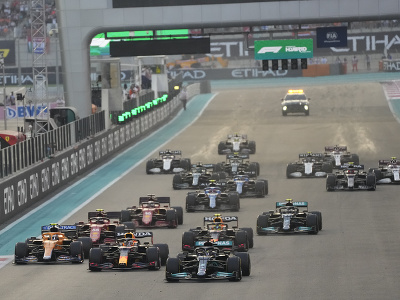 Lewis Hamilton sa ujal vedenia pred Maxom Verstappenom hneď po štarte