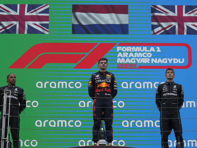 Max Verstappen, Lewis Hamilton (vľavo) a George Russell (vpravo)