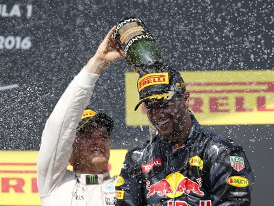Lewis Hamilton sa teší z víťazstva na Veľkej cene Maďarska