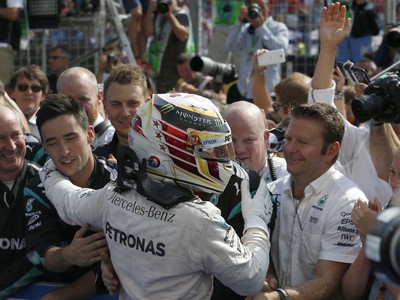 Lewis Hamilton sa teší z víťazstva na Veľkej cene Maďarska