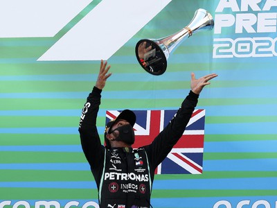 Lewis Hamilton ovládol aj Veľkú cenu Španielska