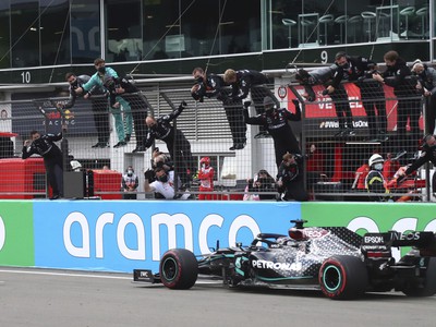 Lewis Hamilton vyrovnal rekord Schumachera