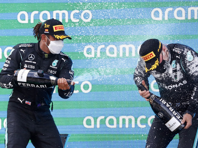 Valtteri Bottas a Lewis Hamilton oslavujú na stupni víťazov