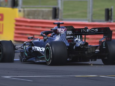 Lewis Hamilton ovládol VC Británie aj ovládol aj s prasknutou pneumatikou