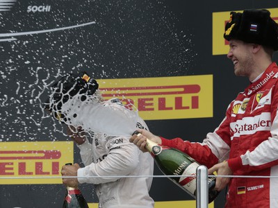 Lewis Hamilton mal po víťazstve ostriekať ruského prezidenta šampanským