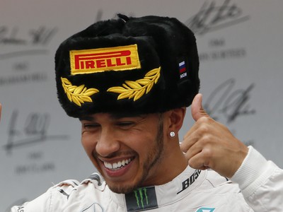 Lewis Hamilton mal po víťazstve ostriekať ruského prezidenta šampanským