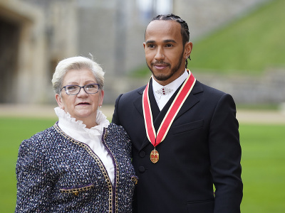 Lewis Hamilton a jeho mama Carmen Lockhartová