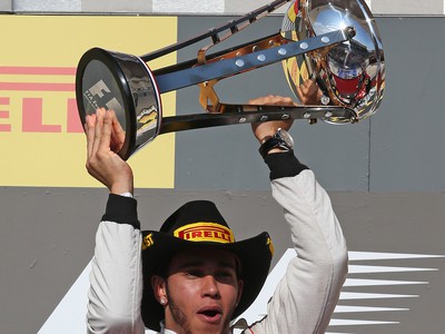 Lewis Hamilton s trofejou pre víťaza