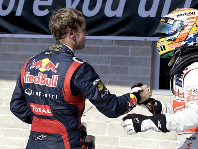 Sebastian Vettel gratuluje Hamiltonovi k víťazstvu