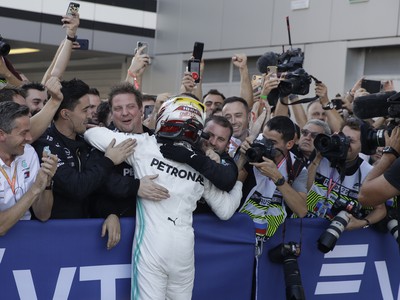 Lewis Hamilton oslavuje víťazstvo na VC Ruska 