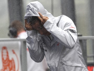 Hamilton v daždivom Spa