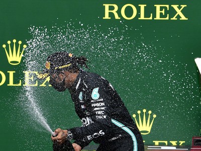 Lewis Hamilton oslavuje ďalší triumf