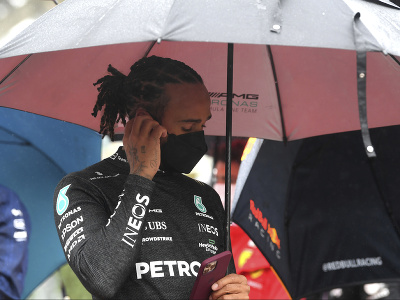 Lewis Hamilton čaká na štart pretekov