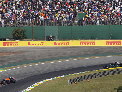 Max Verstappen a Lewis Hamilton počas VC Brazílie