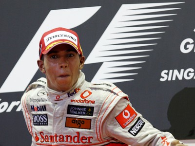 Lewis Hamilton oslavuje výhru