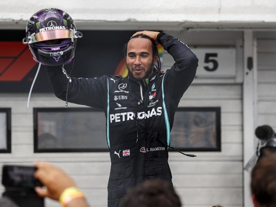 Lewis Hamilton a jeho víťazné oslavy