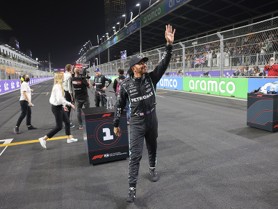 Lewis Hamilton oslavuje víťazstvo v kvalifikácii