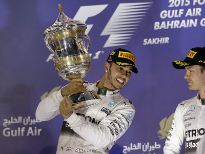Lewis Hamilton (vľavo) s víťaznou trofejou