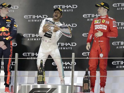 Lewis Hamilton, Max Verstappen a Charles Leclerc na stupni víťazov