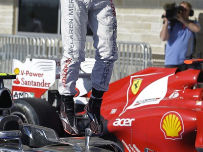 Radujúci sa Lewis Hamilton