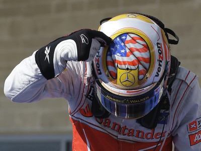 Lewis Hamilton po triumfe ukazuje na znak na svojej prilbe