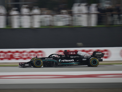 Lewis Hamilton ovládol premiérovú Veľkú cenu Kataru F1