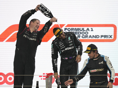 Lewis Hamilton a jeho víťazné oslavy na pódiu