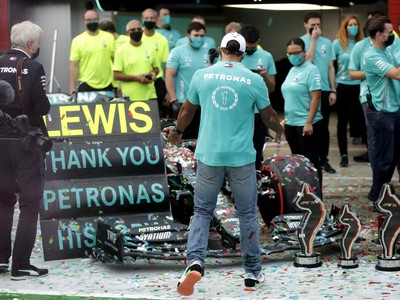 Lewis Hamilton a jeho víťazné oslavy po ďalšom triumfe 