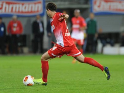 Strelec druhého gólu Freiburgu Admir Mehmedi pri lopte.