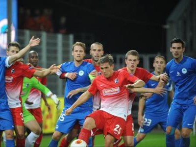 Oliver Sorg v zhluku hráčov