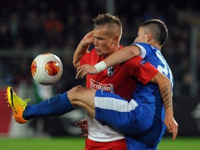 Jonathan Schmid a Jiří Fleisman v súboji o loptu
