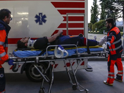 Na snímke je zranený slovenský hokejista Libor Hudáček, ktorého zdravotníci nakladajú do sanitky