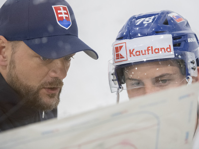 Vľavo asistent trénera Andrej Podkonický a vpravo slovenský hokejový reprezentant Libor Hudáček počas tréningu na 86. Majstrovstvách sveta v ľadovom hokeji