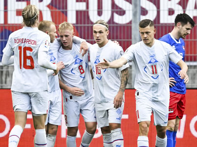 Hráči Islandu a ich radosť po góle